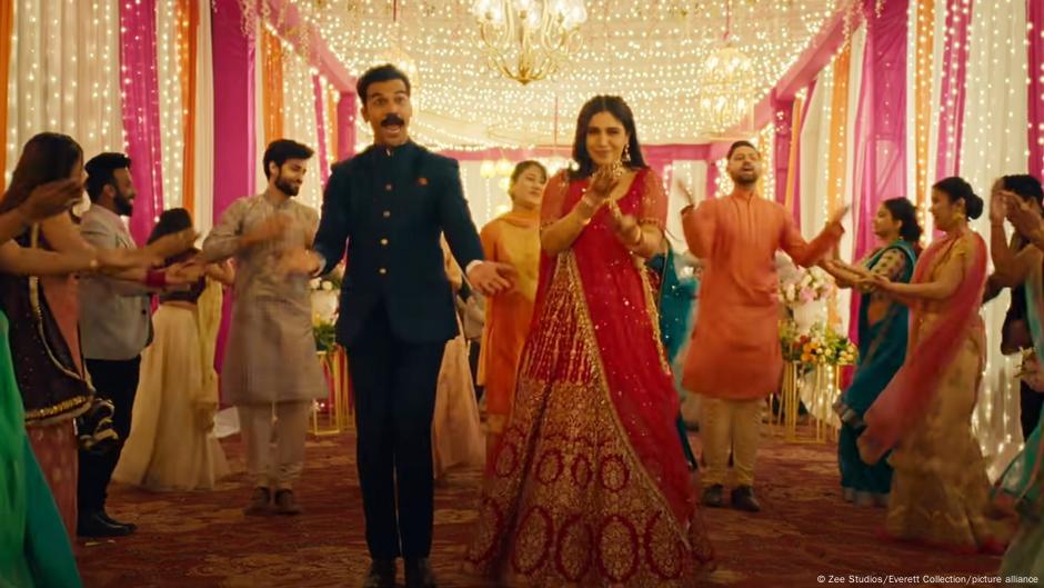 What is a lavender marriage? TikTok trend explained – DW – 09/25/2025